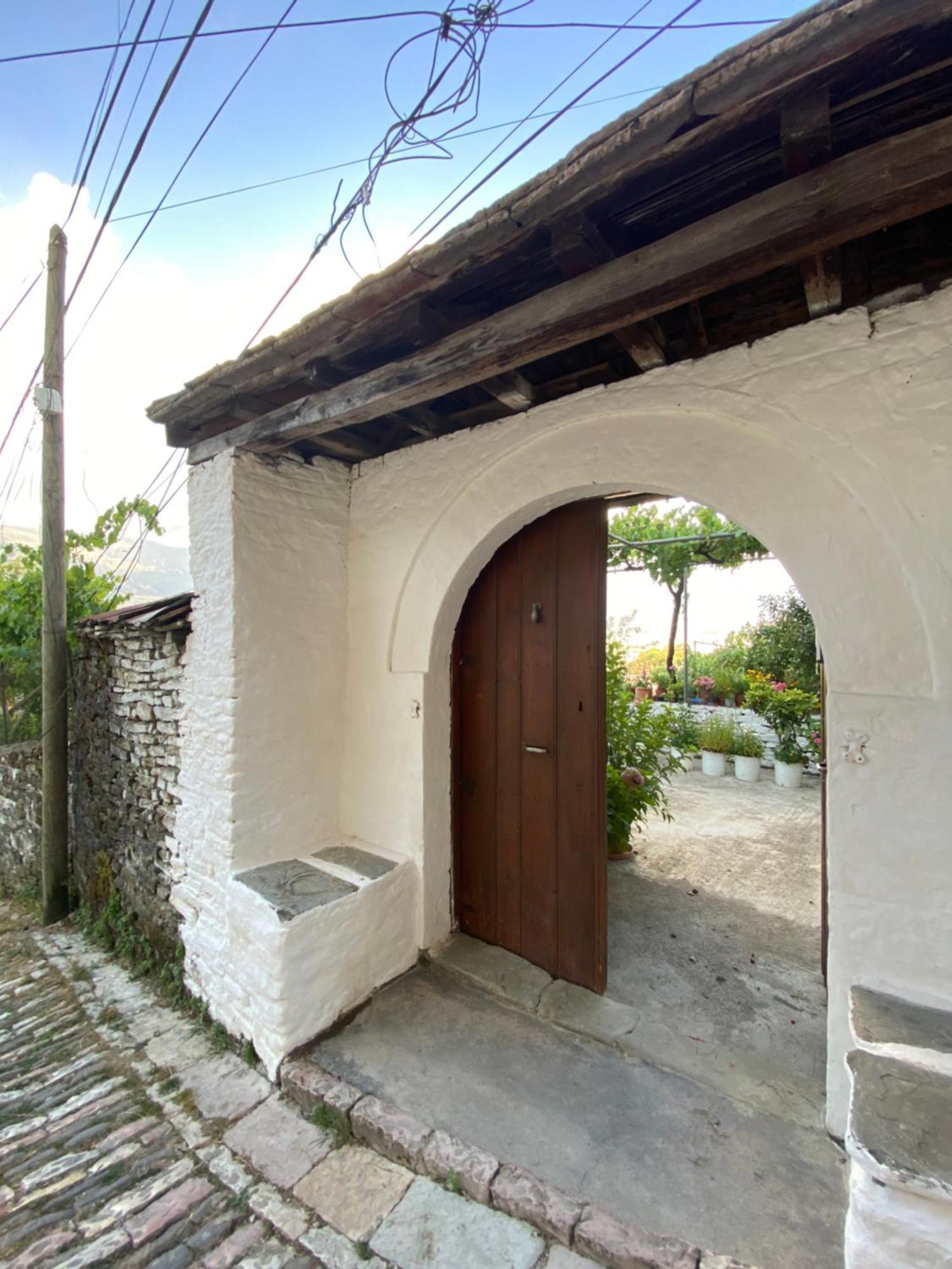 Stonetale Garden Guesthouse Gjirokastër Exterior foto